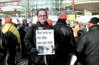 Demonstration vor dem House of Human Rights in Strassburg am 10-12-2002. 